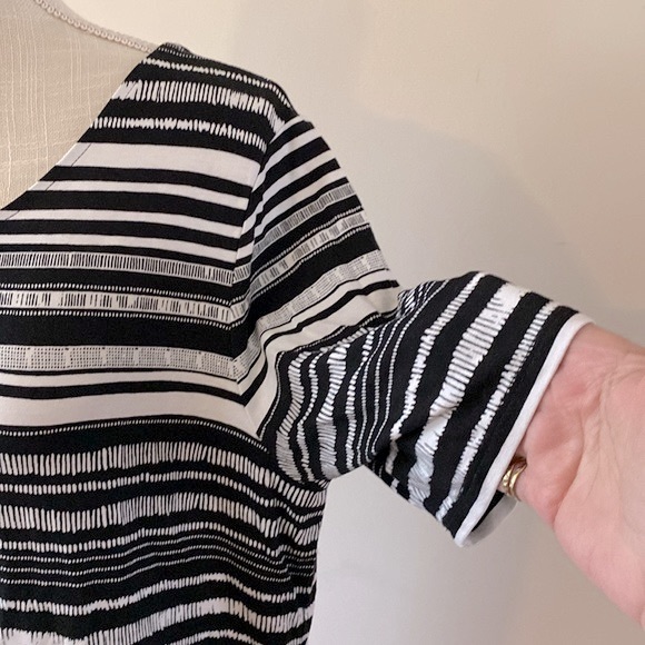 Chico’s woman’s knit top, striped, rushed side, back white short sleeve sz 2-L - Picture 4 of 12